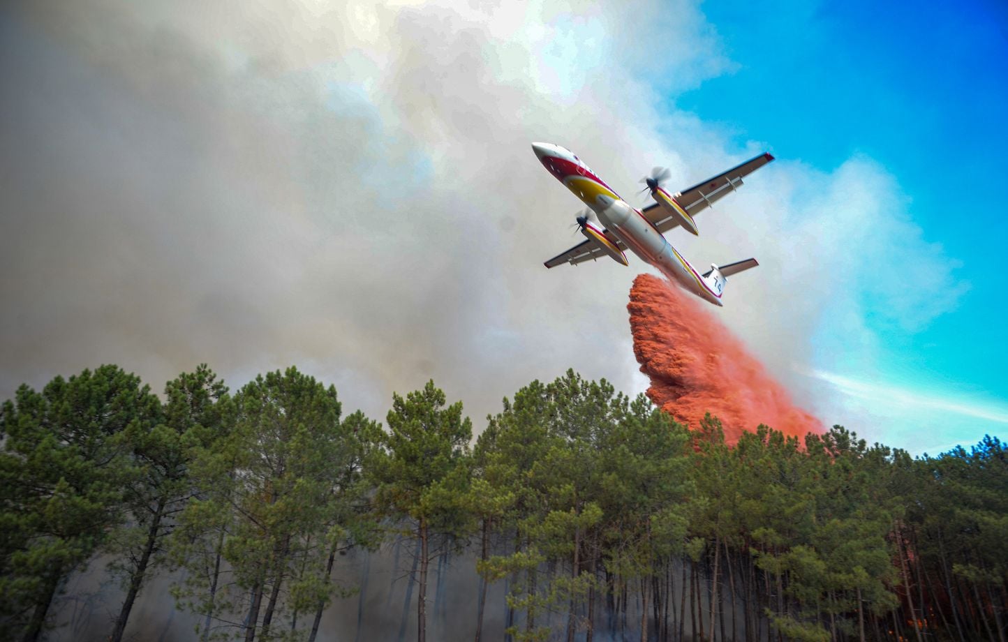 ¿Por qué el líquido que arrojan los bombarderos acuáticos a veces es rojo? ¿Por qué el líquido que arrojan los bombarderos acuáticos a veces es rojo?